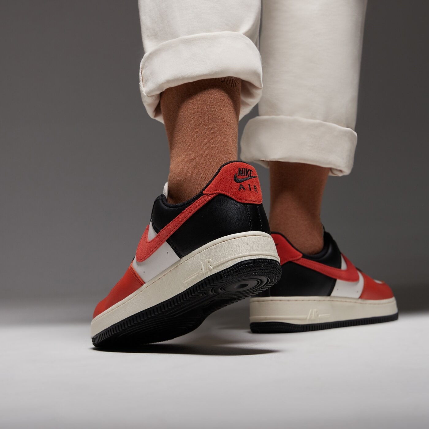 Мъжки маратонки NIKE AIR FORCE 1 '07 LV8 hq4987-010 цвят оранжев