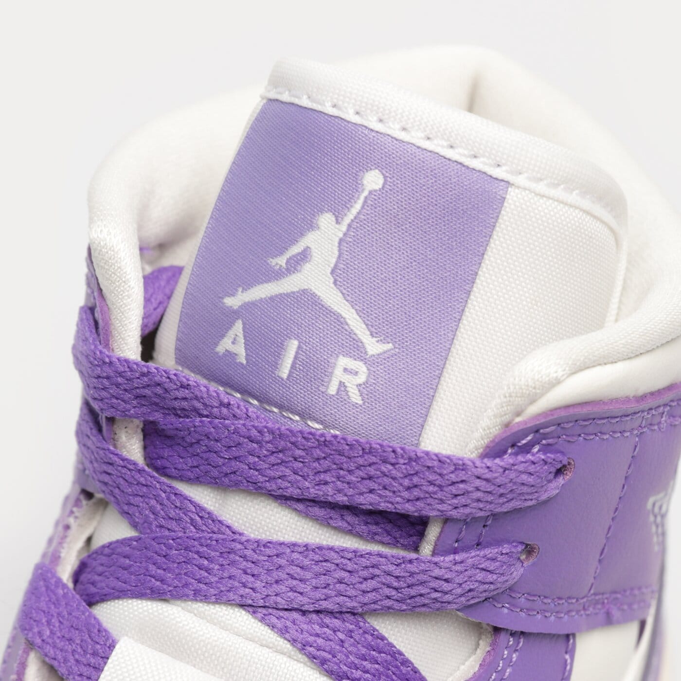 Дамски маратонки WMNS AIR JORDAN 1 MID bq6472-504 цвят виолетов