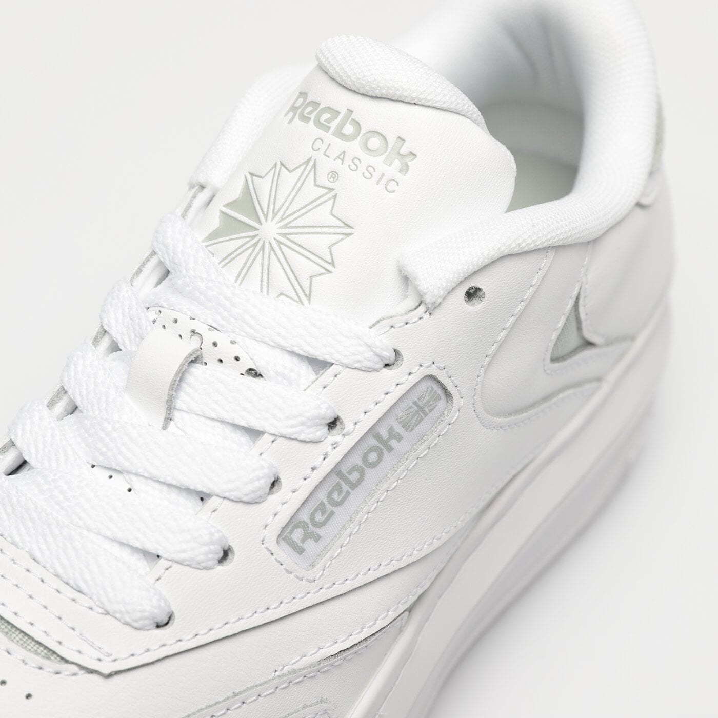 Дамски маратонки REEBOK CLUB C EXTRA hq2127 цвят бял