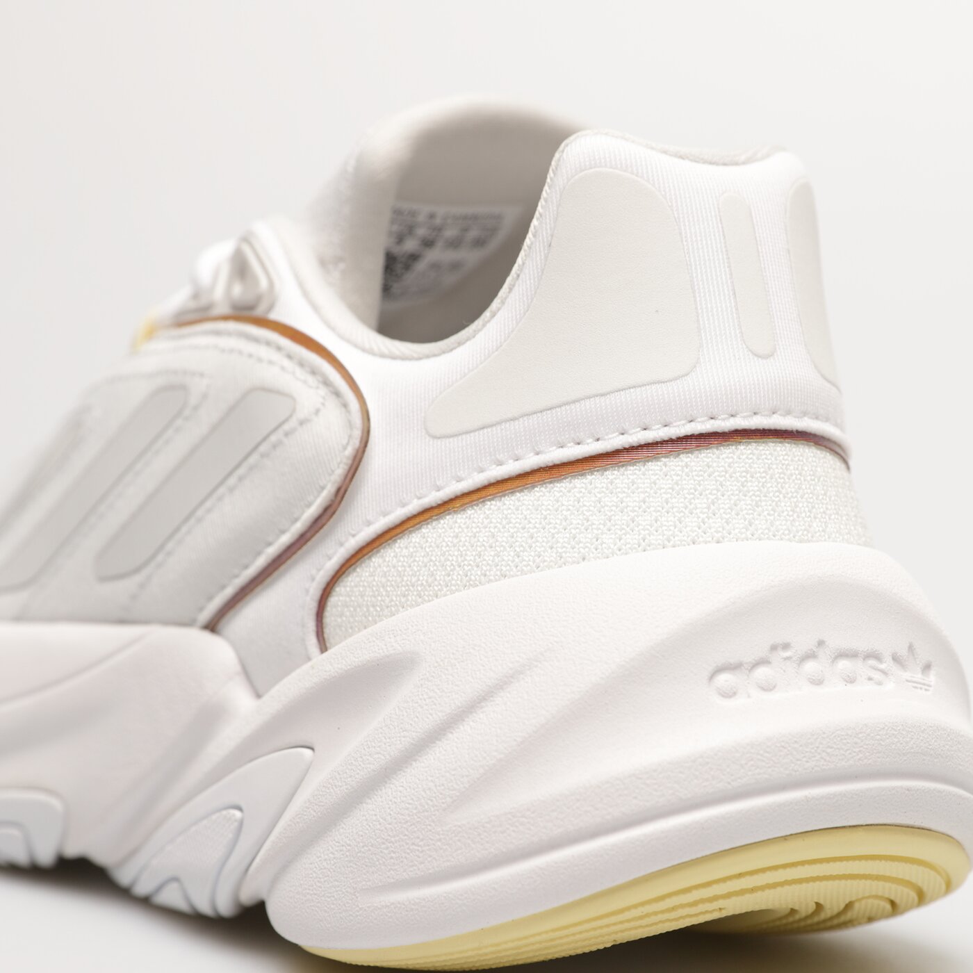 Детски маратонки ADIDAS OZELIA J hq1598 цвят бял