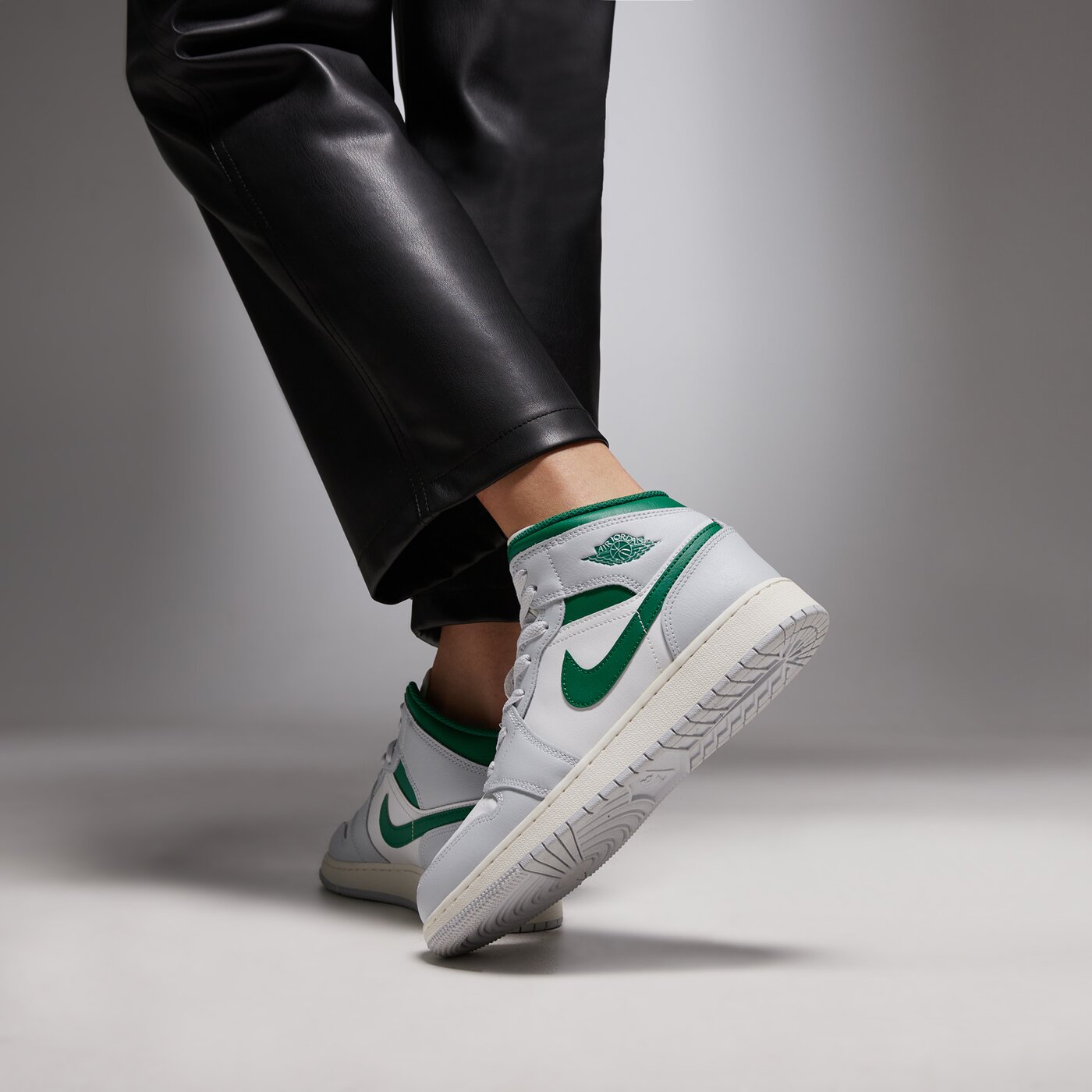 Детски маратонки JORDAN AIR JORDAN 1 MID  dq8423-142 цвят сив