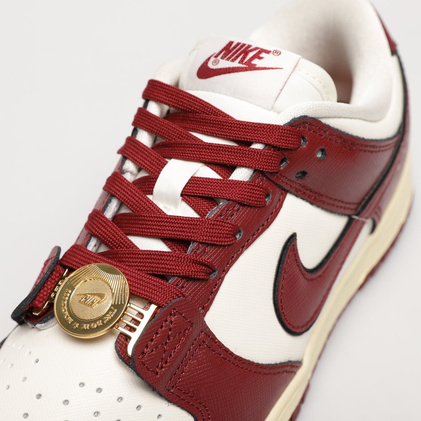 Дамски маратонки NIKE W DUNK LOW SE dv1160-101 цвят бордо