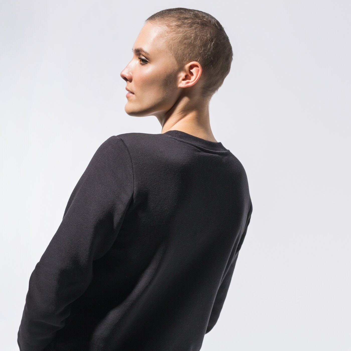 Дамски суичър CHAMPION СУИТЧЪР CREWNECK SWEATSHIRT 113210kk001 цвят черен