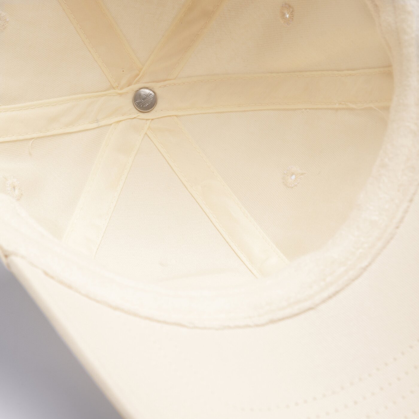 Дамска шапка с козирка ADIDAS-ШАПКА PE DAD il4884 цвят бежов