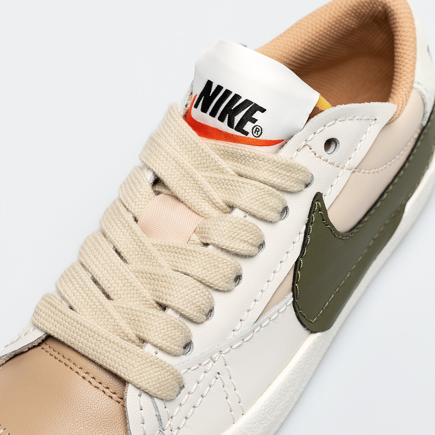 Дамски маратонки NIKE W BLAZER LOW '77 JUMBO dq1470-105 цвят бежов