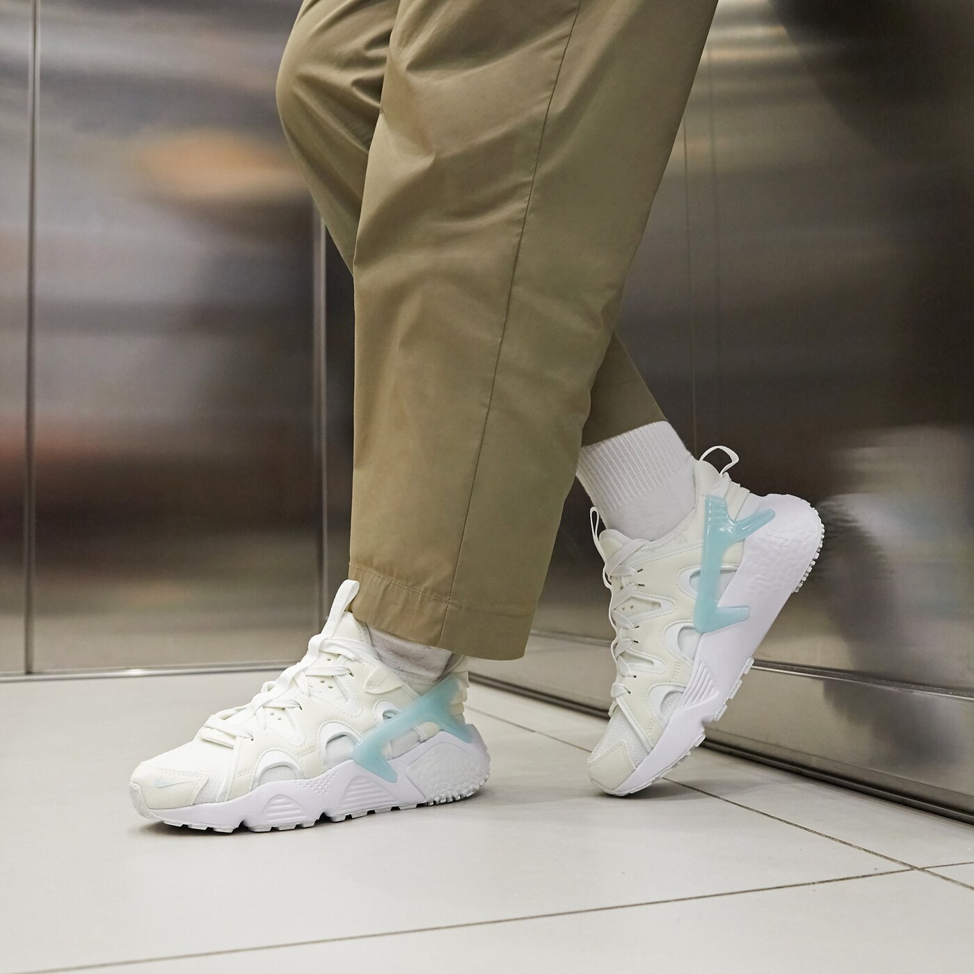 Дамски маратонки NIKE AIR HUARACHE CRAFT dq8031-104 цвят бял