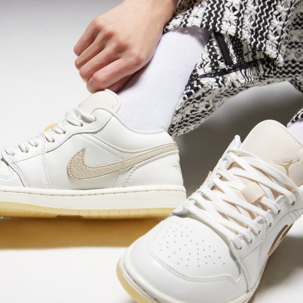 Дамски маратонки WMNS AIR JORDAN 1 LOW SE V2 hv5157-100 цвят бежов