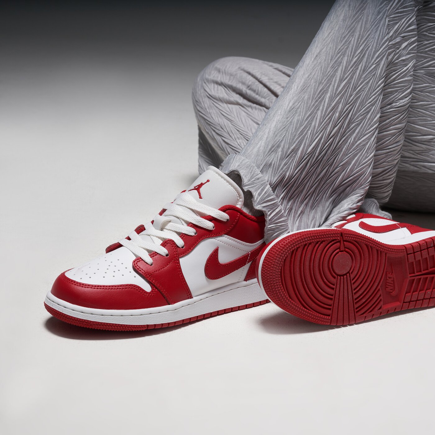 Детски маратонки JORDAN 1 LOW 553560-166 цвят червен