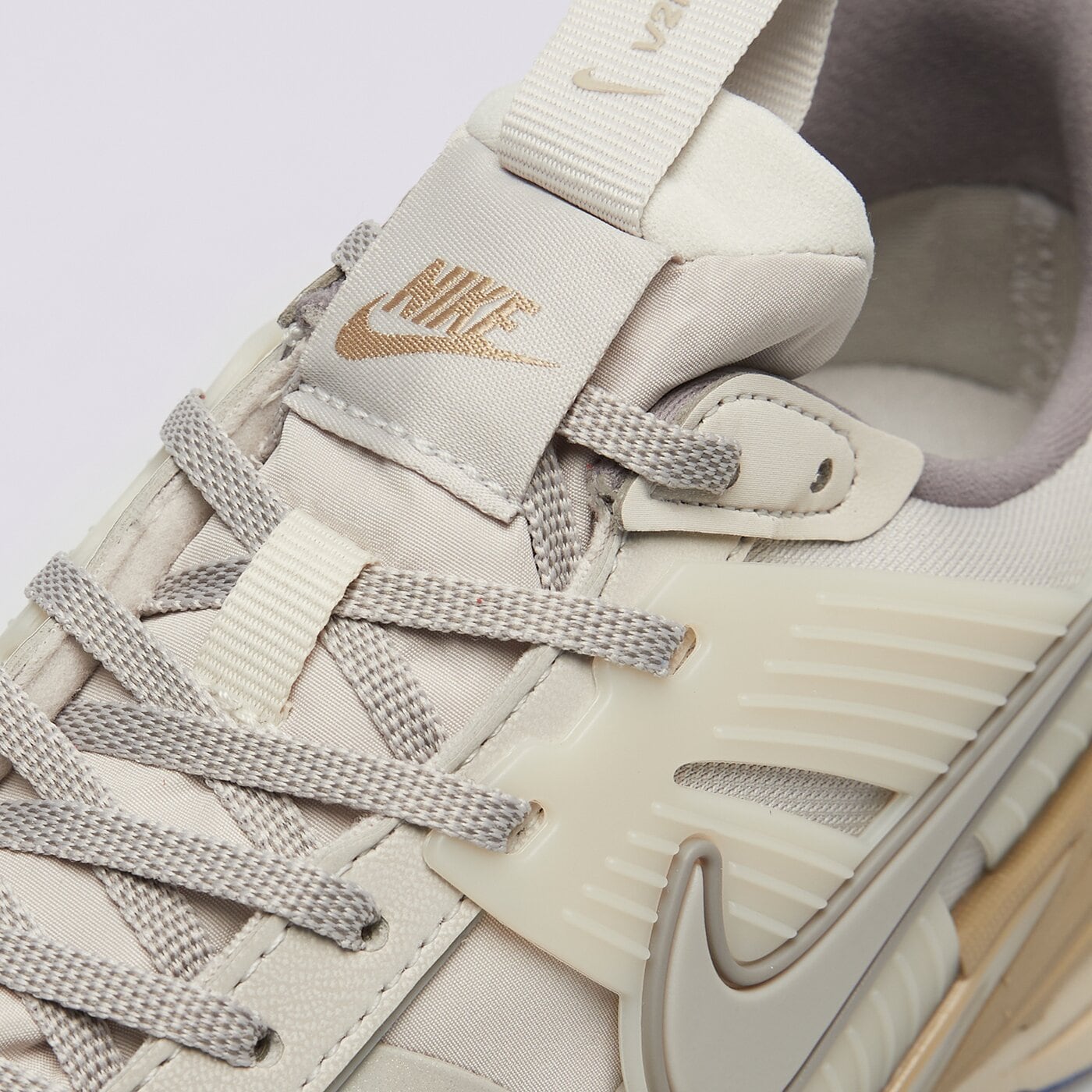 Дамски маратонки NIKE V2K RUN GTX fz2622-002 цвят бежов