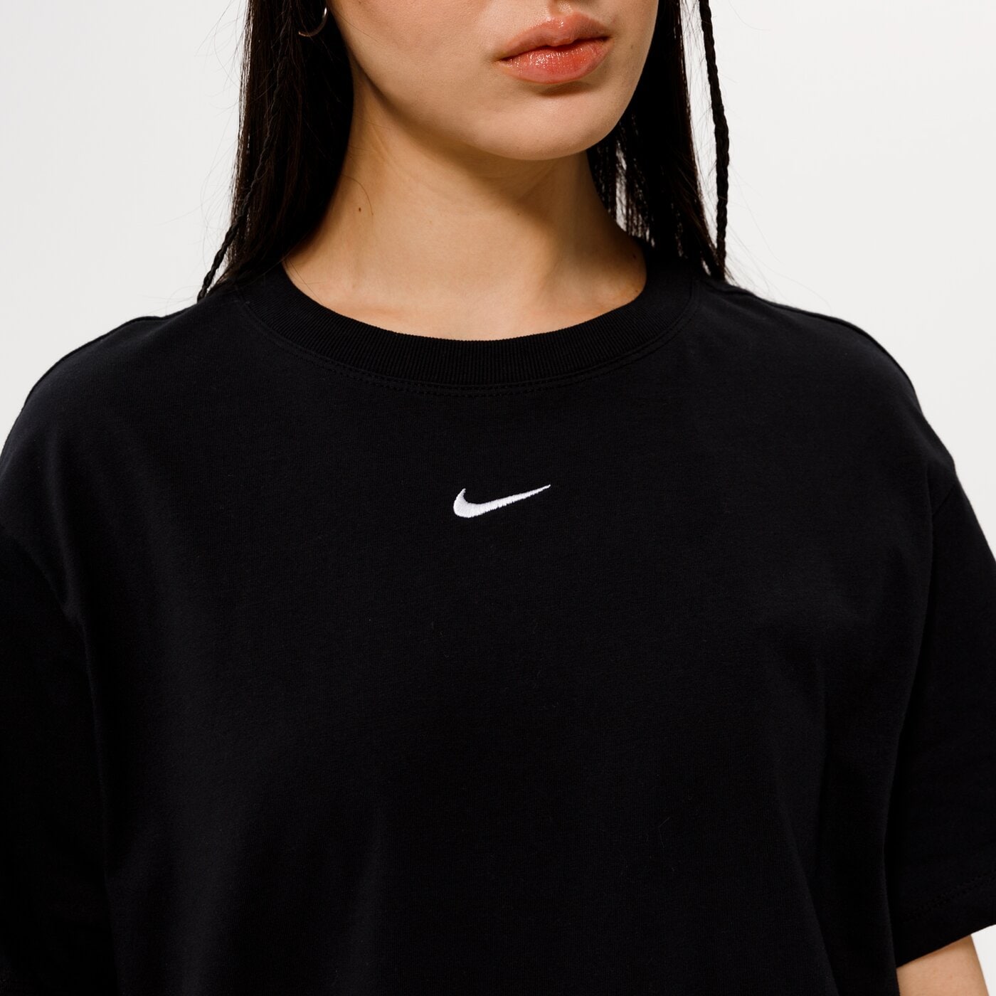 Дамска тениска NIKE SPORTSWEAR ESSENTIAL OVERSIZED ТЕНИСКА dn5697-010 цвят черен