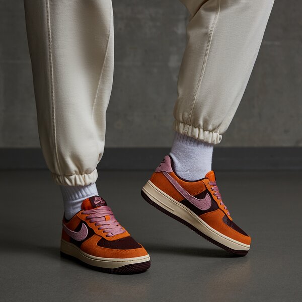 Дамски маратонки NIKE WMNS AIR FORCE 1 '07 ESO  dz5629-800 цвят оранжев