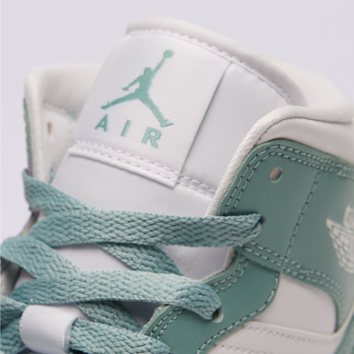 Дамски маратонки WMNS AIR JORDAN 1 MID bq6472-138 цвят бял