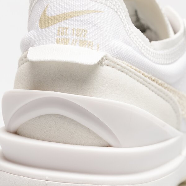 Дамски маратонки NIKE WAFFLE ONE dm7604-100 цвят бял