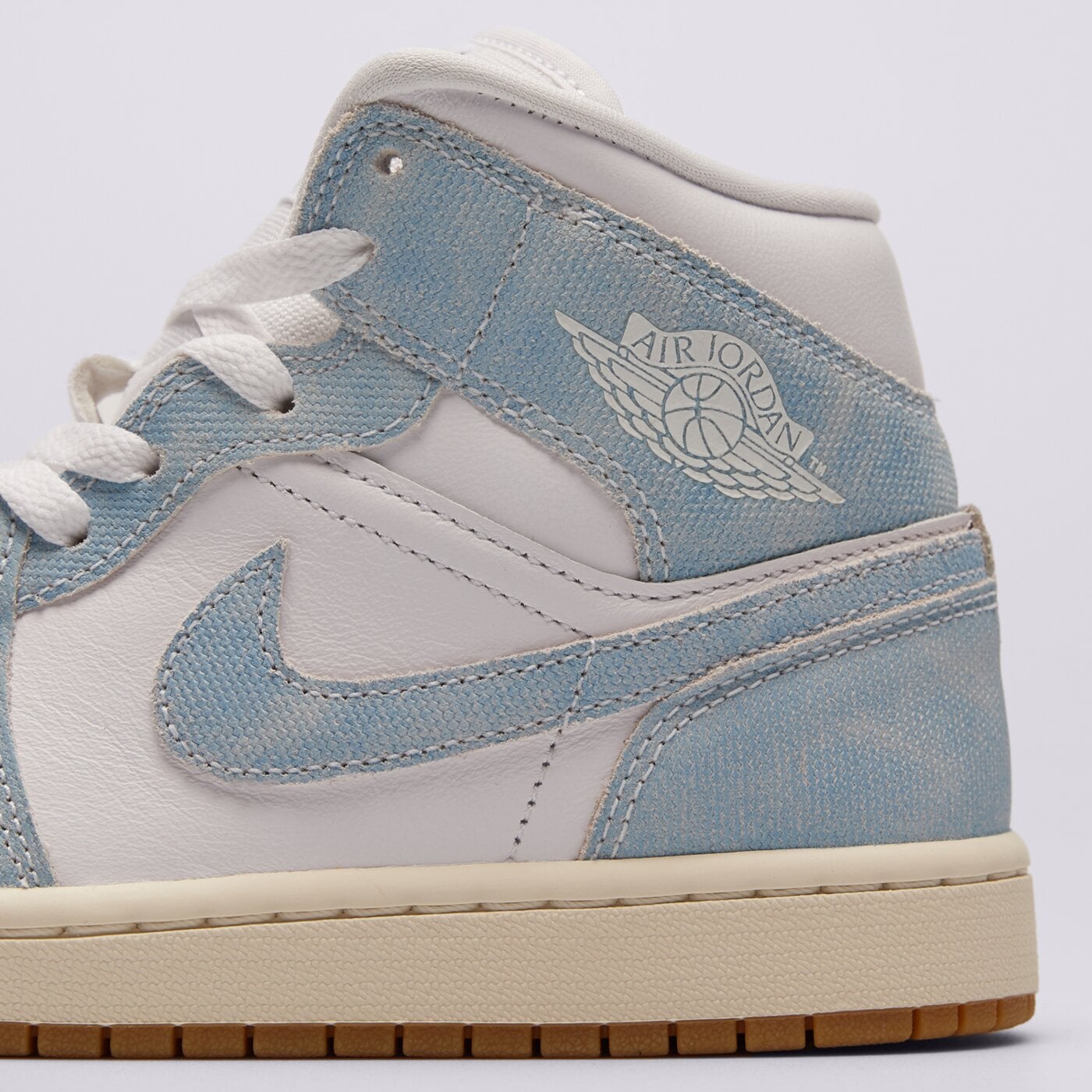 Дамски маратонки WMNS AIR JORDAN 1 MID SE  hq2005-100 цвят бял