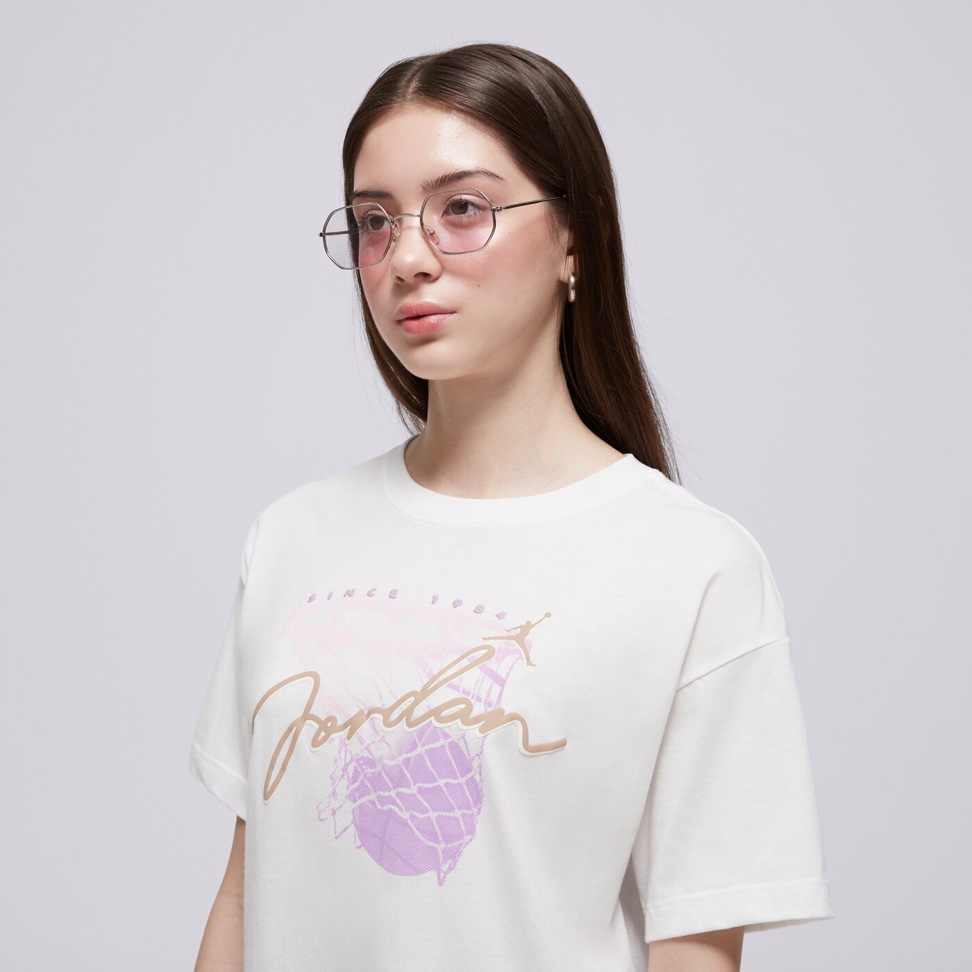 Детска тениска JORDAN ТЕНИСКА JDG HOOP CLASSICS SS TEE GIRL 45d919-782 цвят бежов