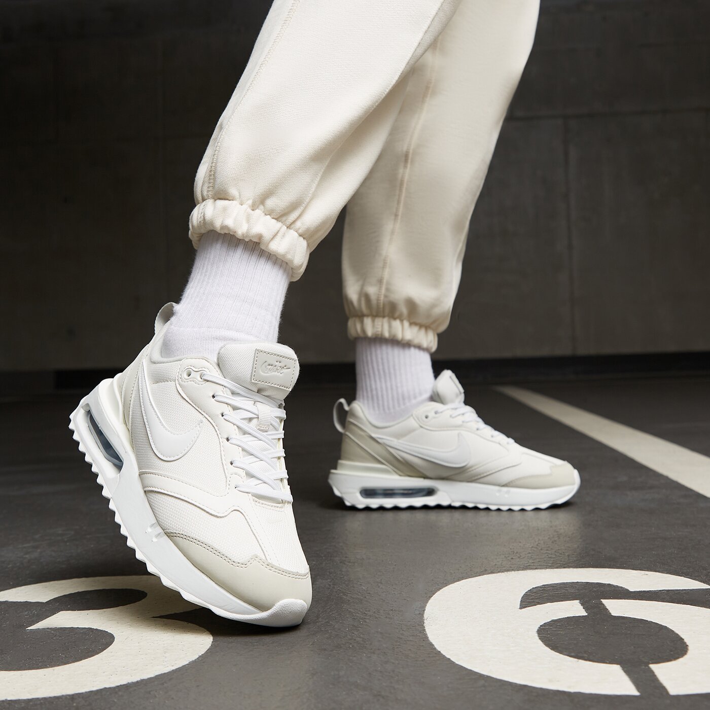 Дамски маратонки NIKE AIR MAX DAWN dm8261-001 цвят бежов