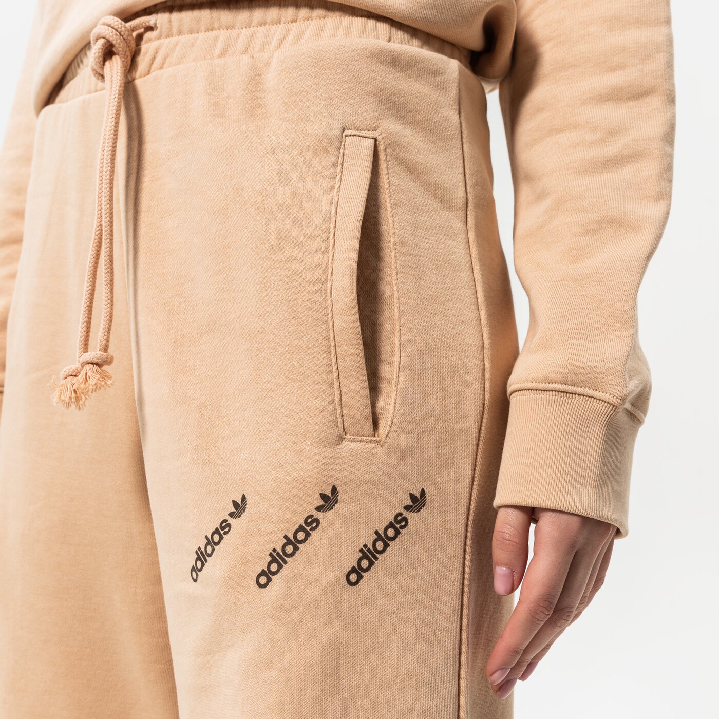 Дамски панталони ADIDAS ПАНТАЛОНИ TRACK PANTS hm4871 цвят бежов