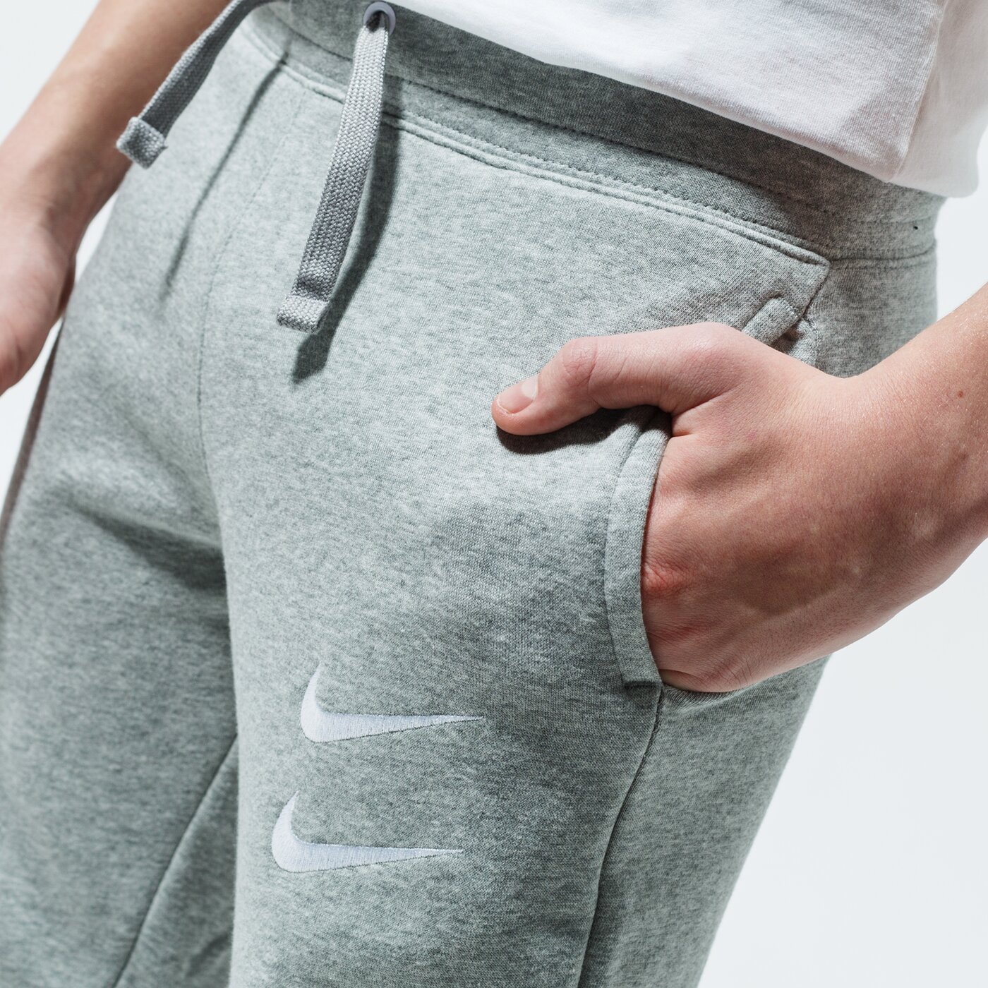Детски панталони NIKE ПАНТАЛОНИ SPORTSWEAR SWOOSH cu9195-063 цвят сив