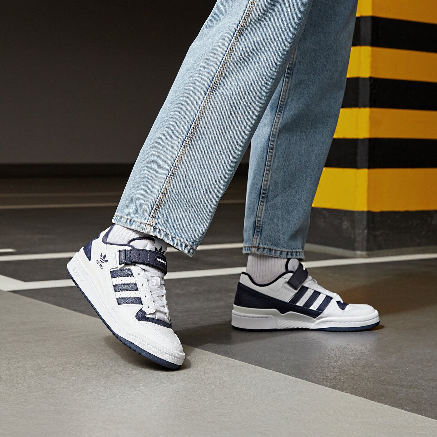 Мъжки маратонки ADIDAS FORUM LOW gy5831 цвят бял