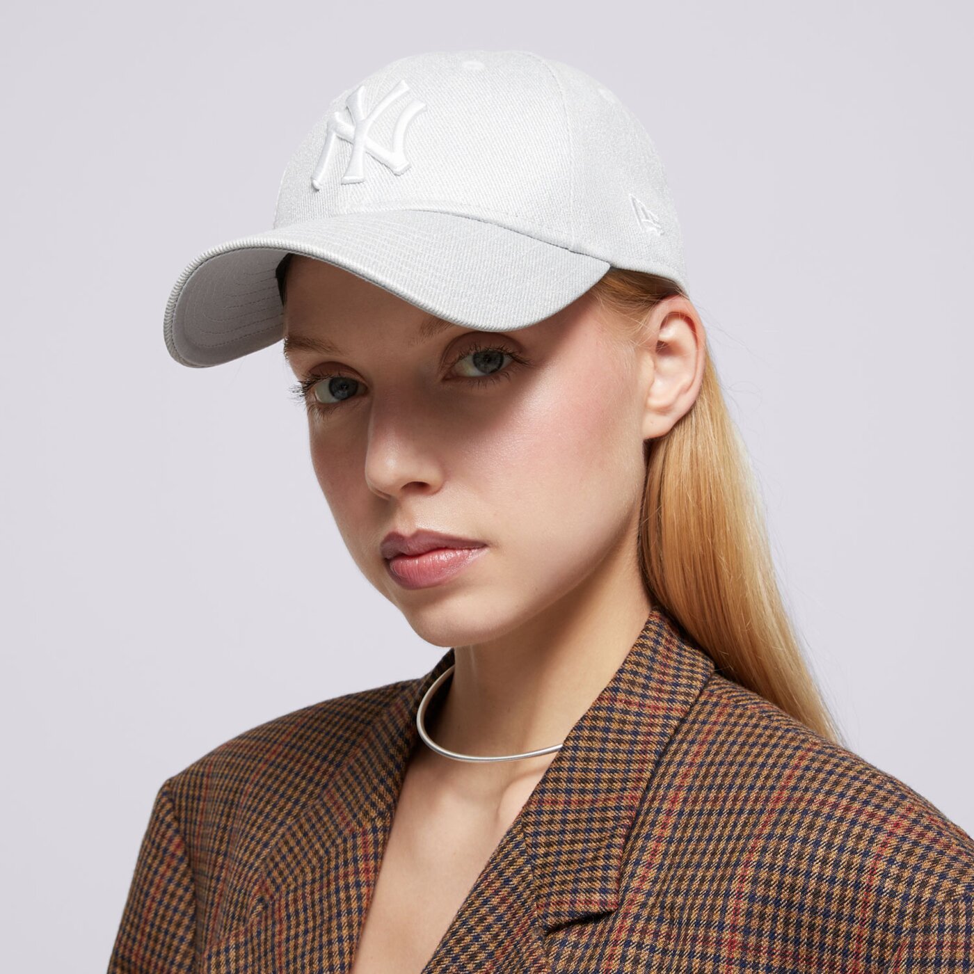 Дамска шапка с козирка NEW ERA ШАПКА WMNS MET DENIM 940 NYY NEW YORK YANKEES 60595374 цвят сребърен