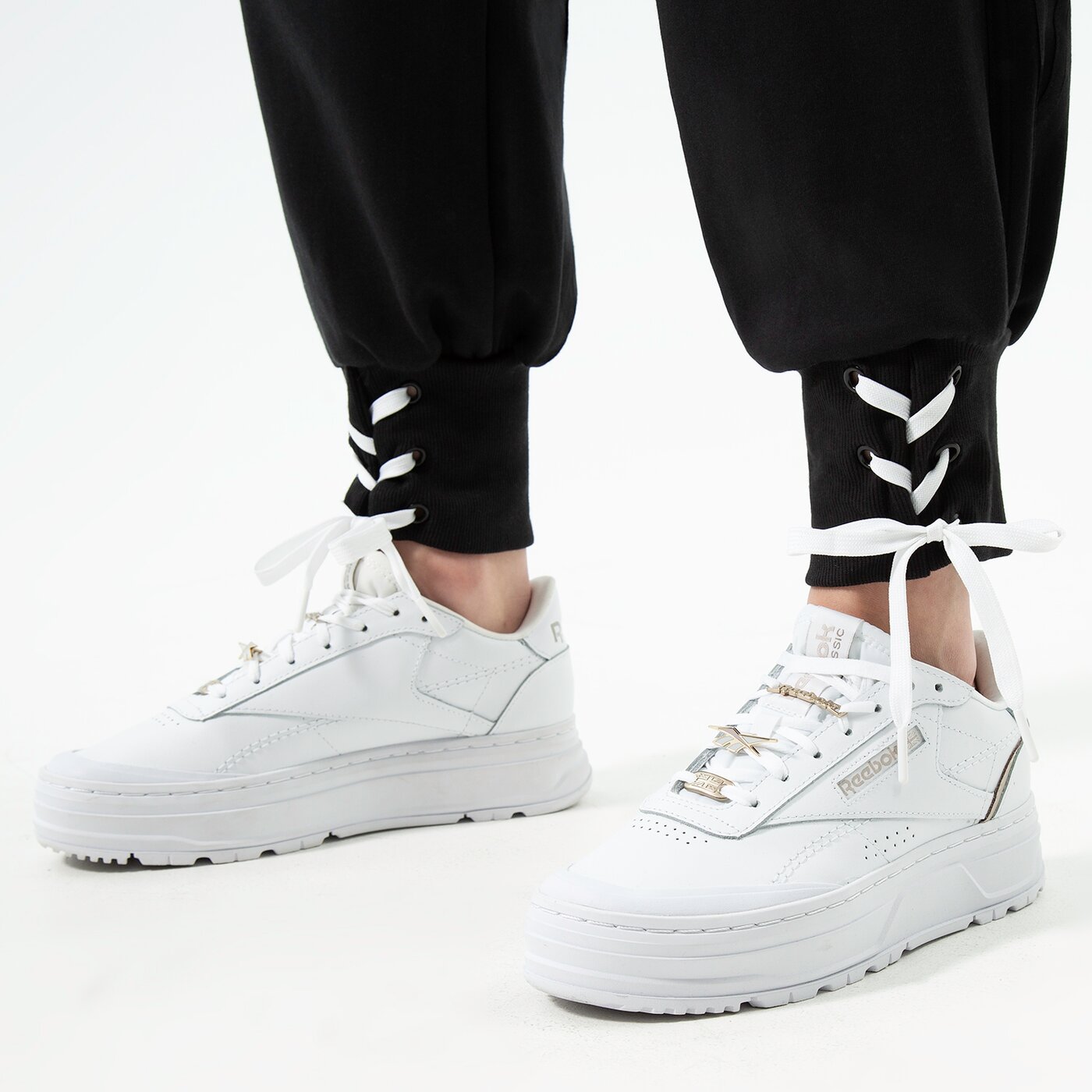 Дамски панталони ADIDAS ПАНТАЛОНИ CUFFED PANT hk5064 цвят черен