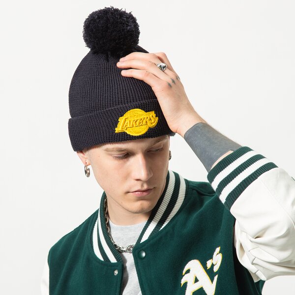 Мъжка зимна шапка NEW ERA ШАПКА POP BOBBLE BEANIE LAKERS LOS ANGELES LAKERS NV 60284990 цвят тъмносин