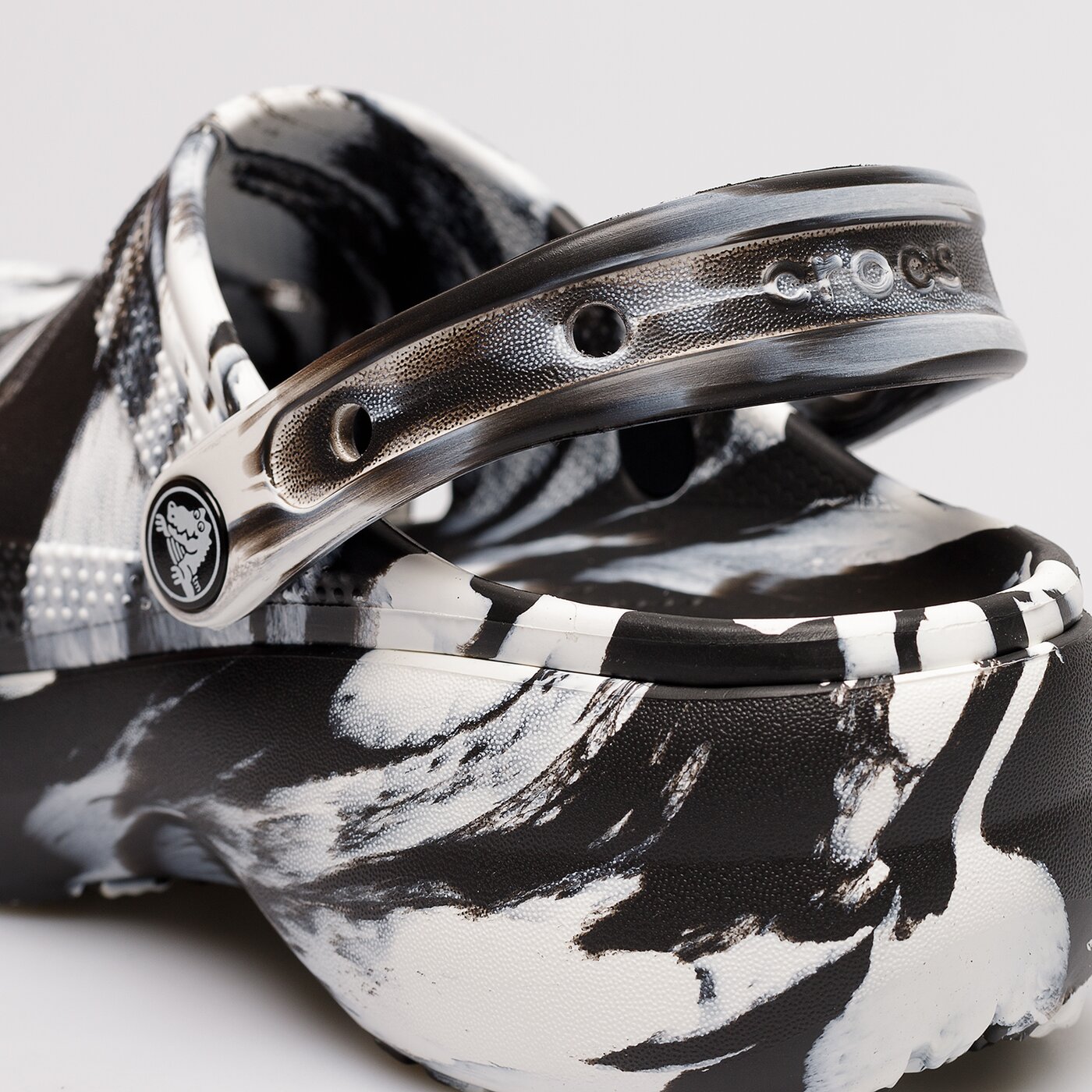 Дамски чехли и сандали CROCS PLATFORM MARBLED 207176-bw цвят черен