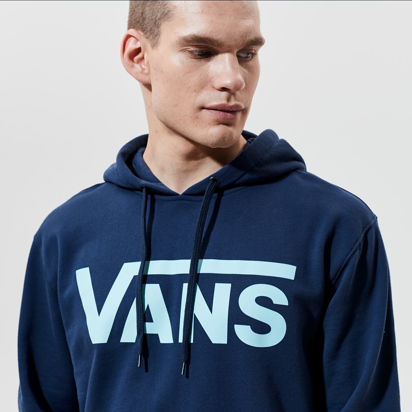 Мъжки суичър VANS СУИТЧЪР С КАЧУЛКА MN VANS CLASSIC   PO HOODIE II АНЦУГS vn0a456bz561 цвят тъмносин