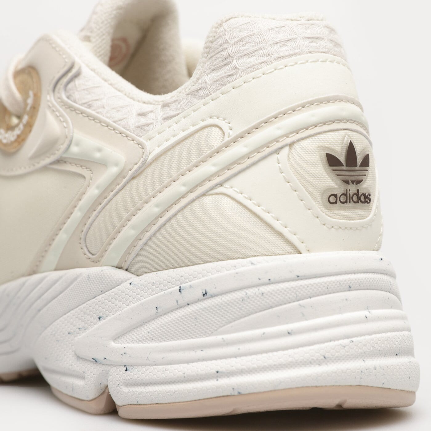 Дамски маратонки ADIDAS ASTIR HER VEGAN W hq6670 цвят бежов