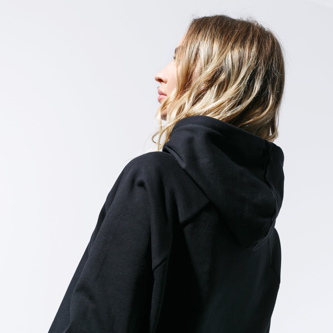 Дамски суичър VANS СУИТЧЪР С КАЧУЛКА FLYING V BOXY HOODIE vn0a47tcblk1 цвят черен