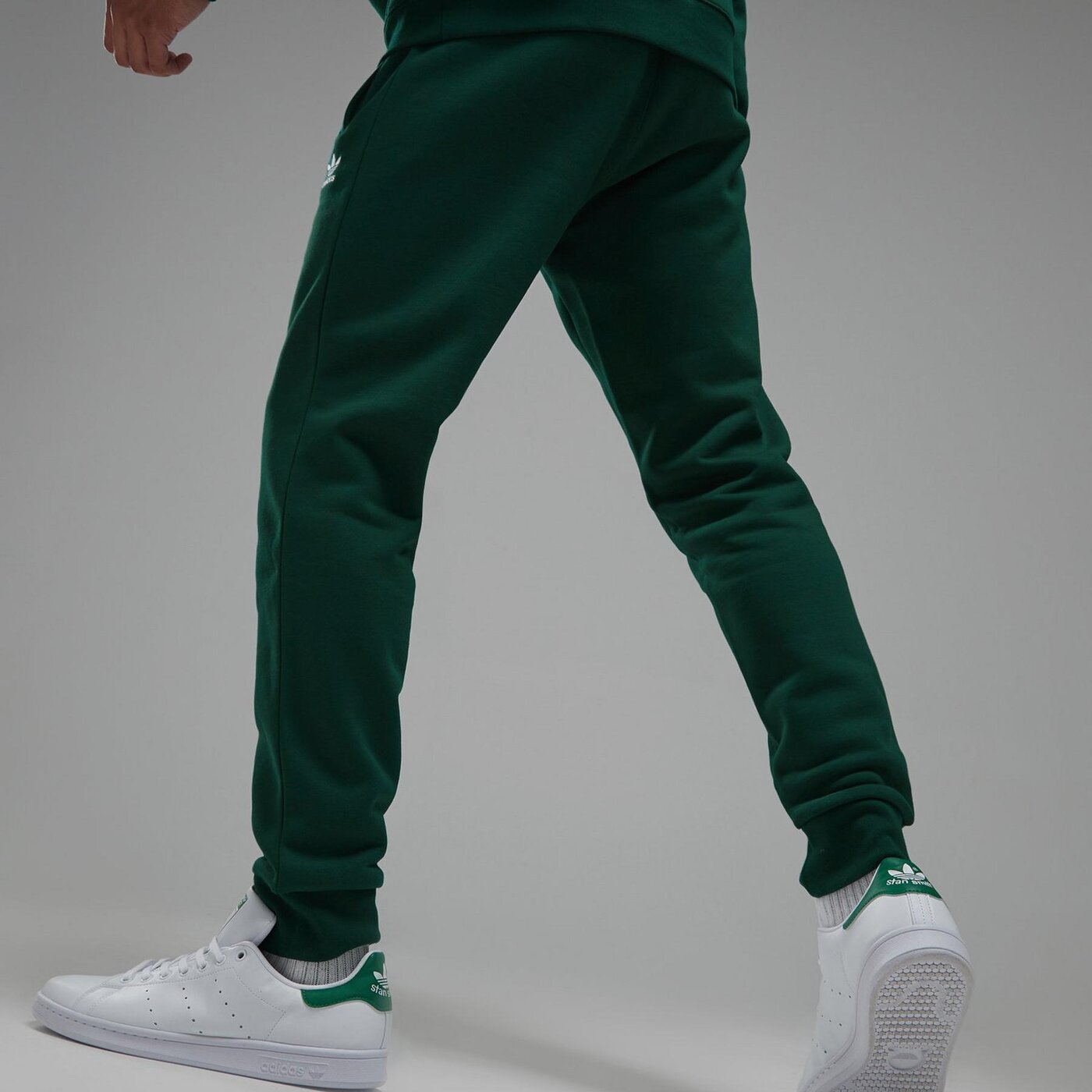 Мъжки панталони ADIDAS ПАНТАЛОНИ TREF ESS PNT C.GRN is2244 цвят зелен