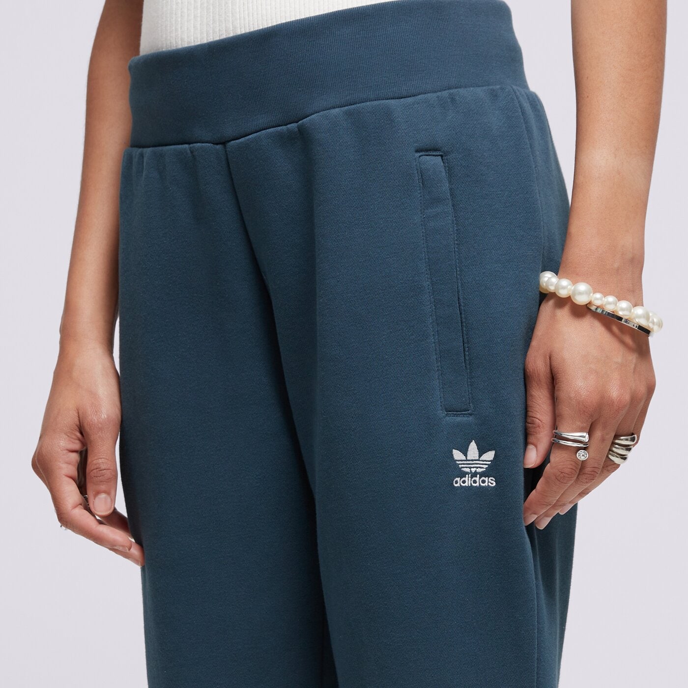 Дамски панталони ADIDAS ПАНТАЛОНИ TRACK PANT ij9818 цвят тъмносин