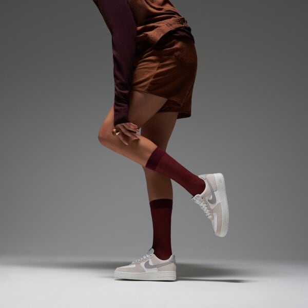 Дамски маратонки NIKE W AIR FORCE 1 LO SR ii7650-121 цвят бежов