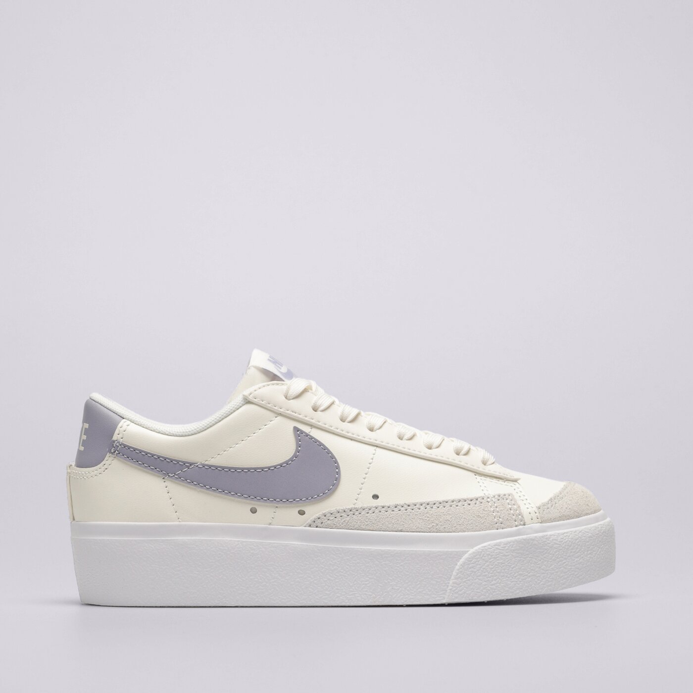Дамски маратонки NIKE W BLAZER LOW PLATFORM dj0292-110 цвят бял