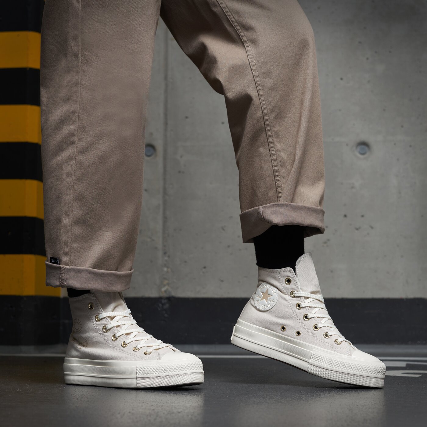 Дамски маратонки CONVERSE CHUCK TAYLOR ALL STAR LIFT a02205c цвят сив