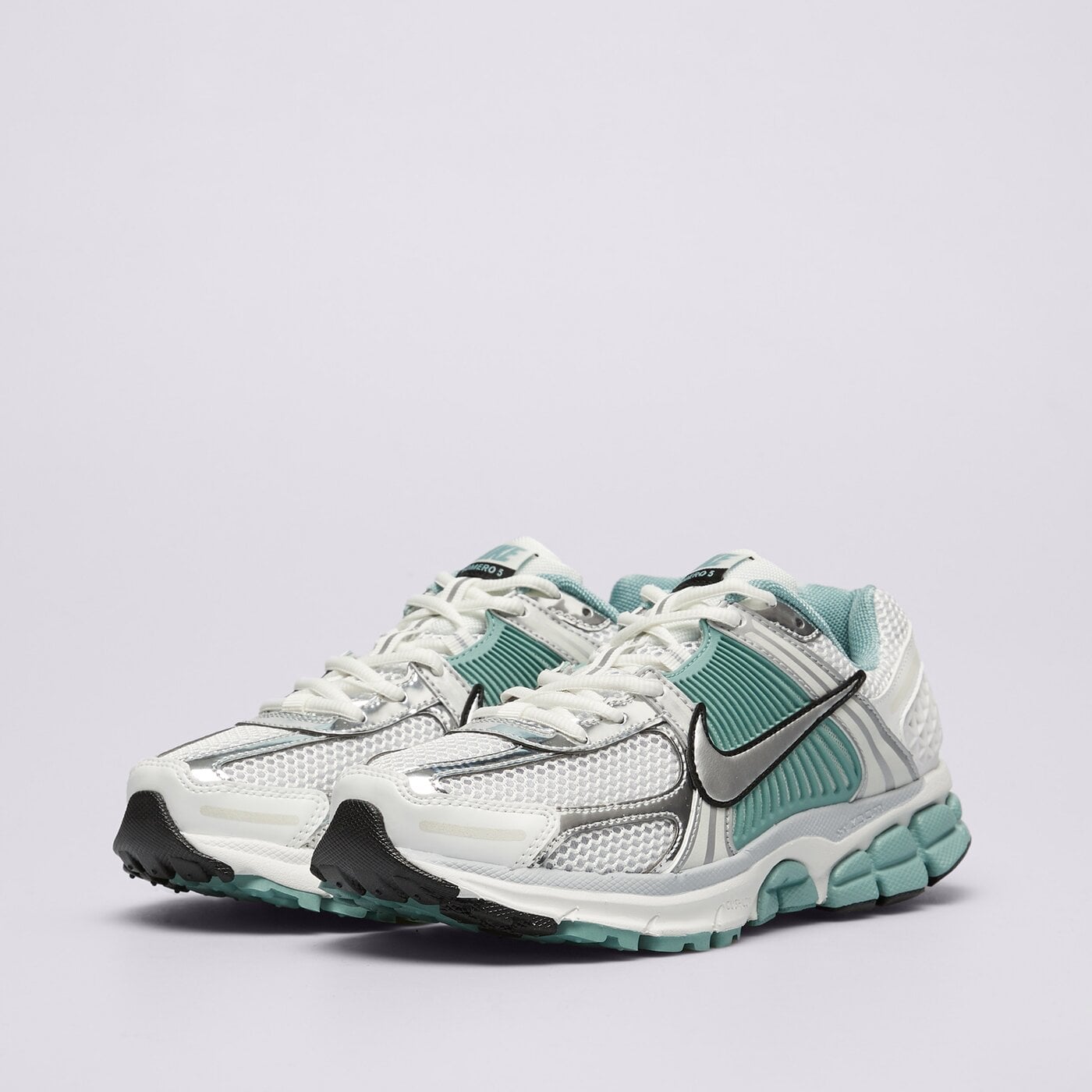 Дамски маратонки NIKE W ZOOM VOMERO 5 NEWS hf1877-101 цвят бял