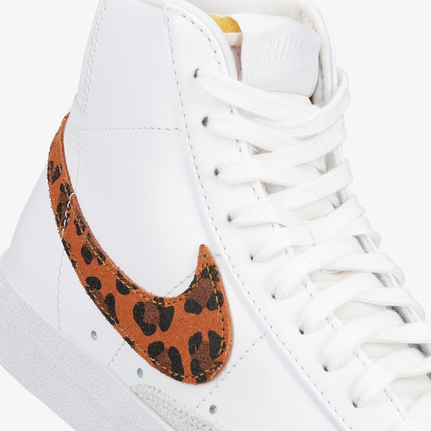 Дамски маратонки NIKE BLAZER MID '77 SE da8736-101 цвят бял