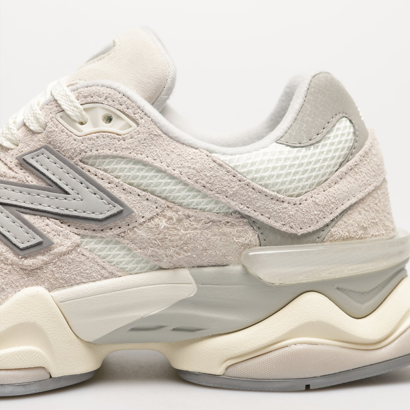 Дамски маратонки NEW BALANCE 9060 u9060hsc цвят бял