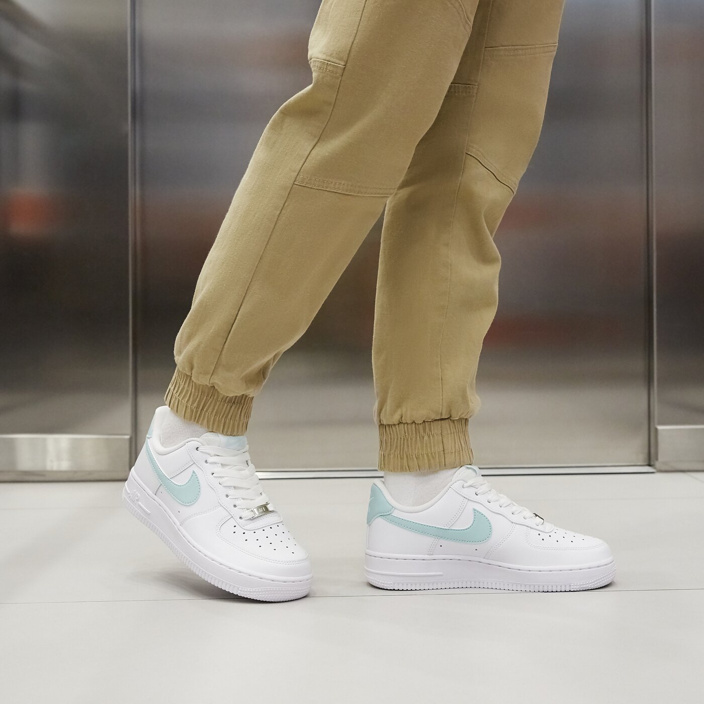 Дамски маратонки NIKE WMNS AIR FORCE 1 '07 REC dd8959-113 цвят бял