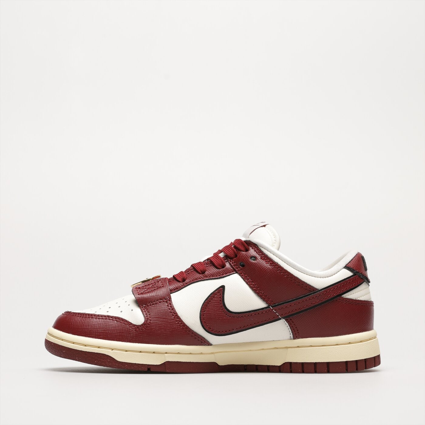 Дамски маратонки NIKE W DUNK LOW SE dv1160-101 цвят бордо