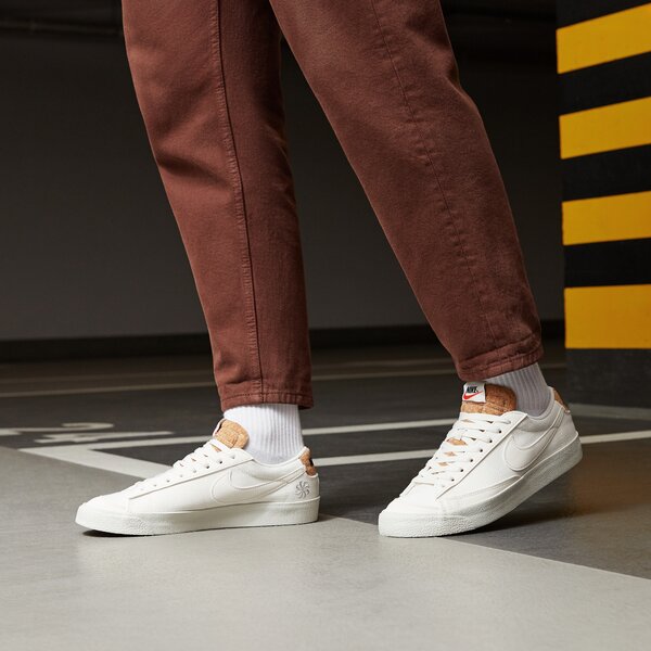 Мъжки маратонки NIKE BLAZER LOW '77 PRM dv7231-001 цвят бежов
