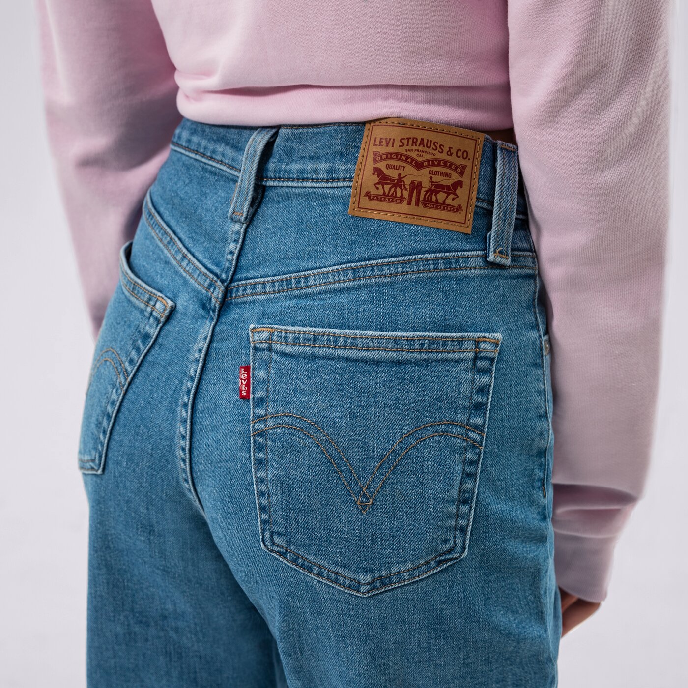 Дамски панталони LEVI'S ПАНТАЛОНИ HIGH WAISTED MOM JEAN 26986-0017 цвят син