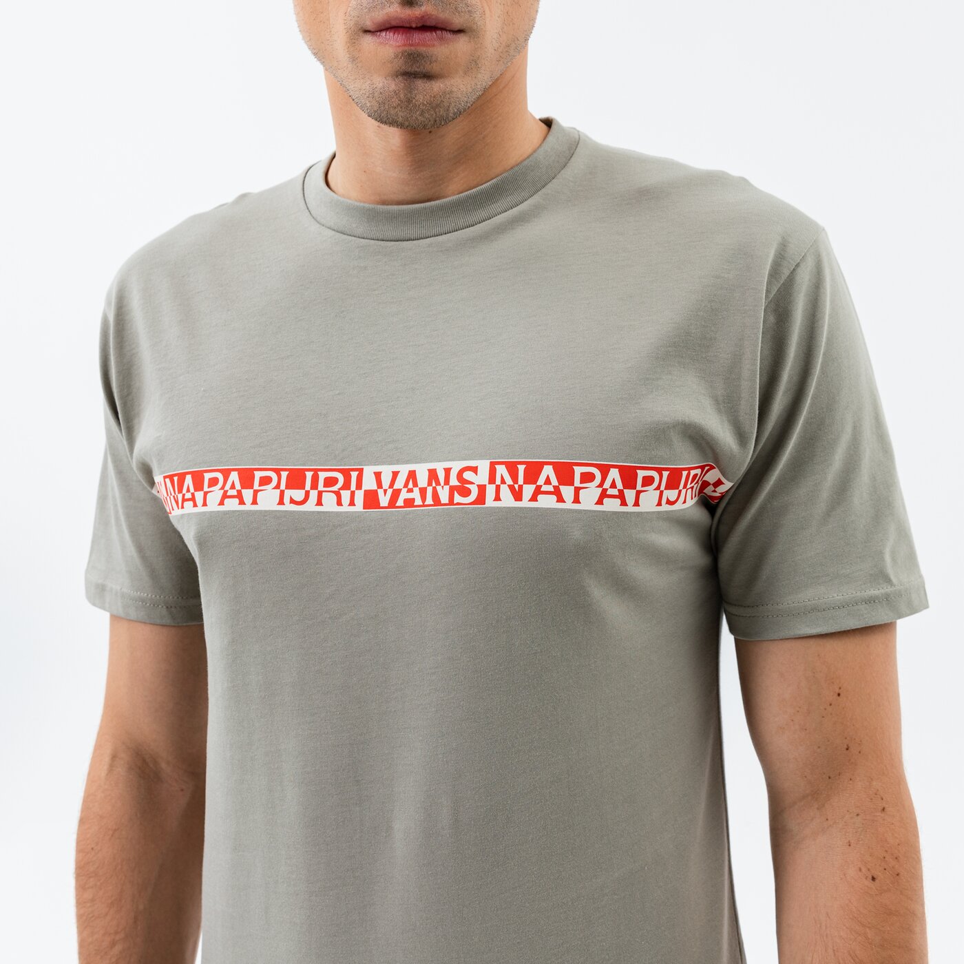 Мъжка тениска VANS ТЕНИСКА MN VANS X NAPAPIJRI SS vn0a541fyxm1 цвят сив