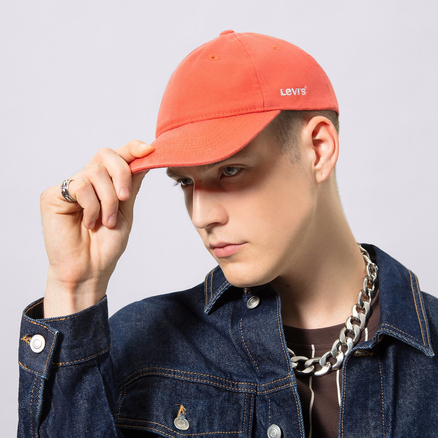 Дамска шапка с козирка LEVI'S ШАПКА ESSENTIAL CAP d75890006 цвят червен