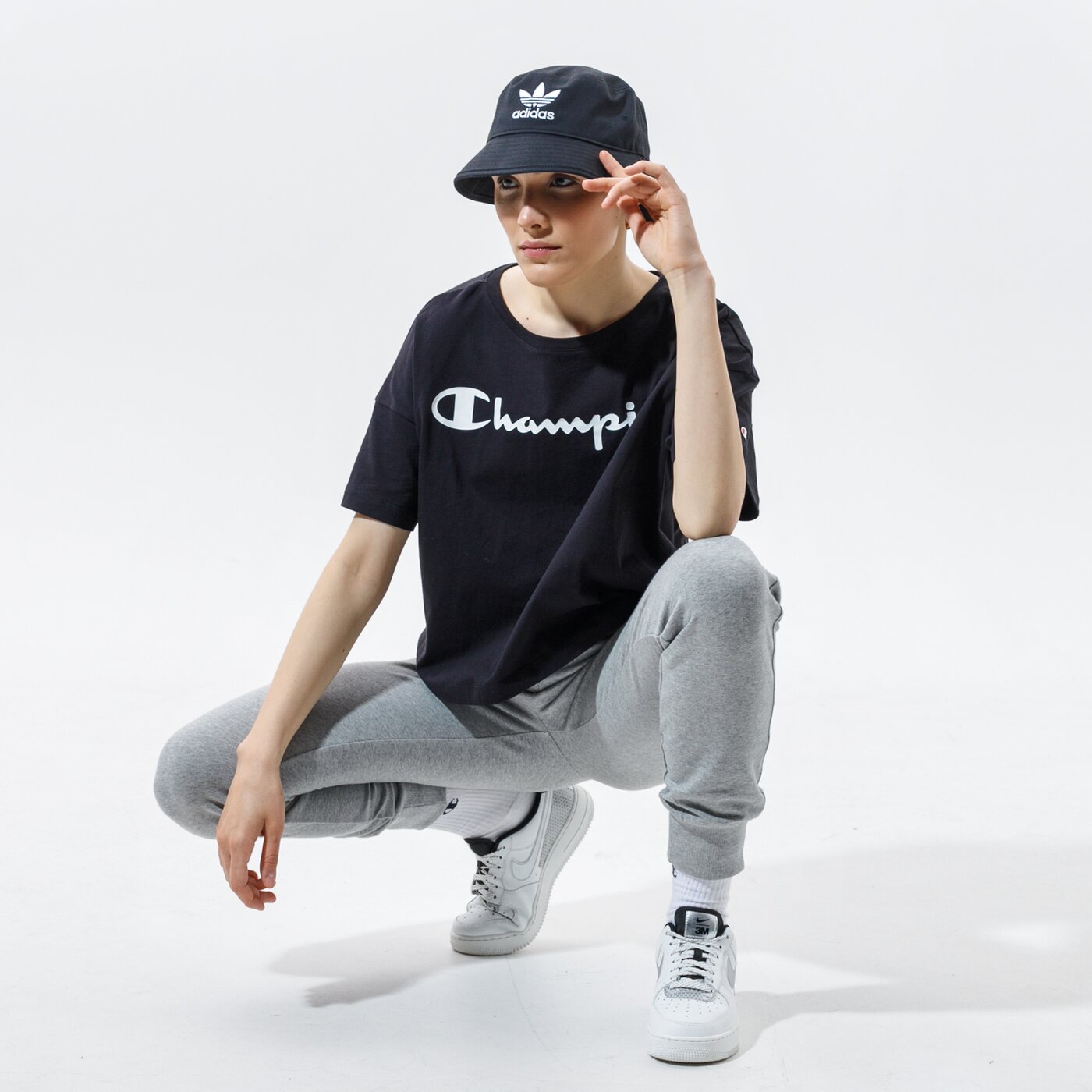 Дамска тениска CHAMPION ТЕНИСКА CREWNECK ТЕНИСКА 113970kk001 цвят черен