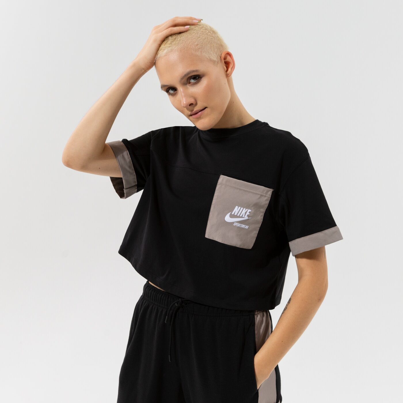 Дамска тениска NIKE ТЕНИСКА W NSW SS ТОП HTG dd5685-010 цвят черен