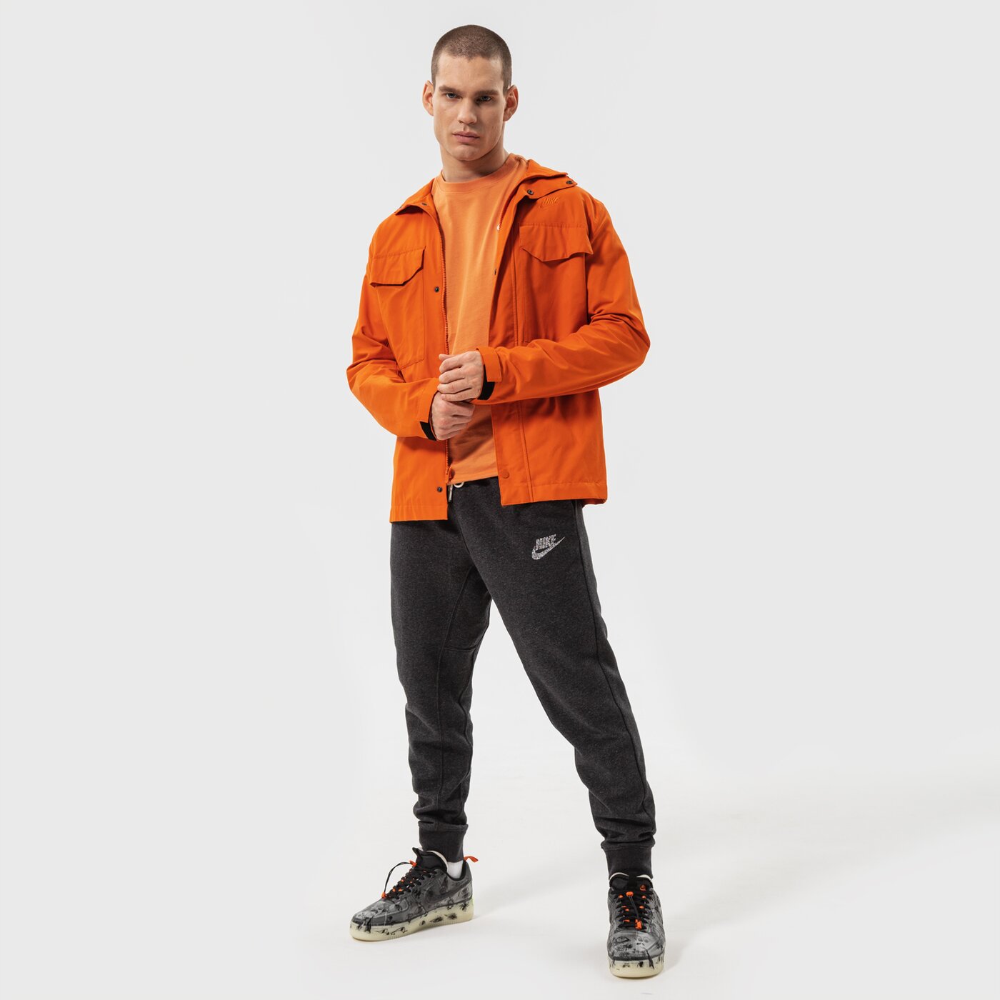 Мъжка тениска NIKE ТЕНИСКА NIKE SPORTSWEAR CLUB ar4997-808 цвят оранжев