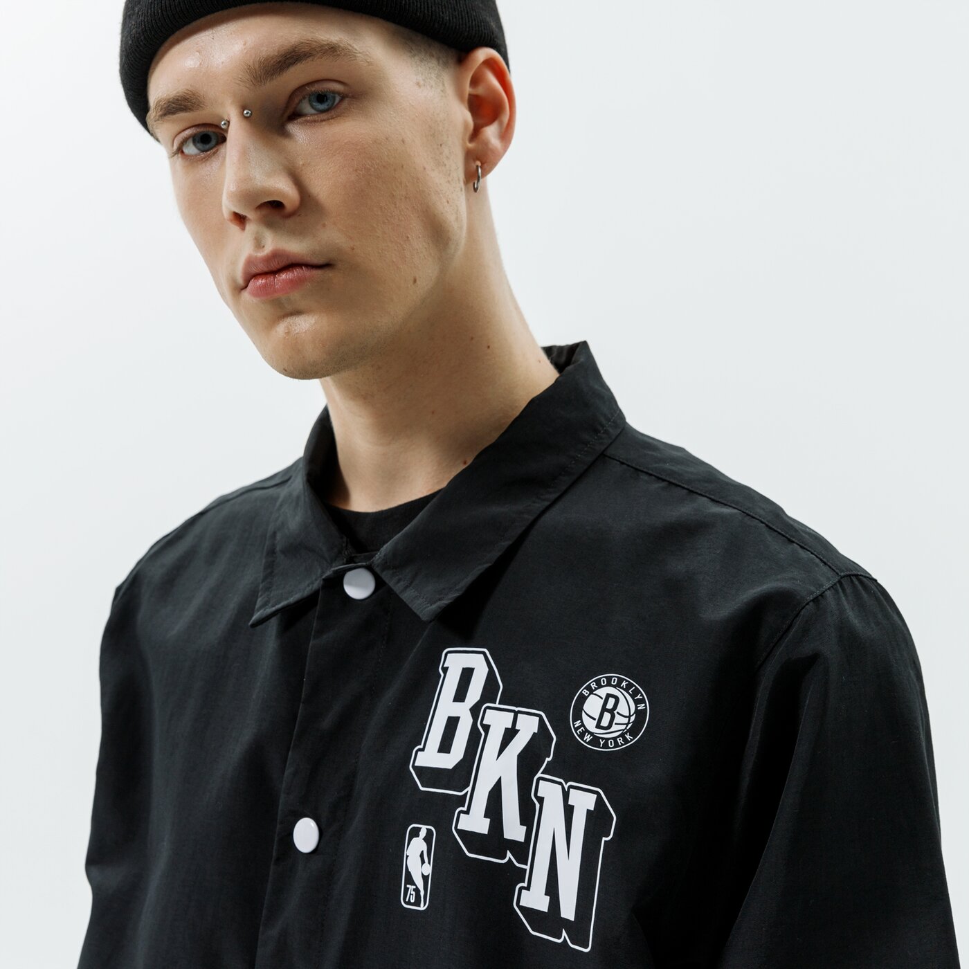 Мъжко преходно яке NIKE ЯКЕ BKN M NK JKT COACHES CTS 75 NBA db1429-010 цвят черен