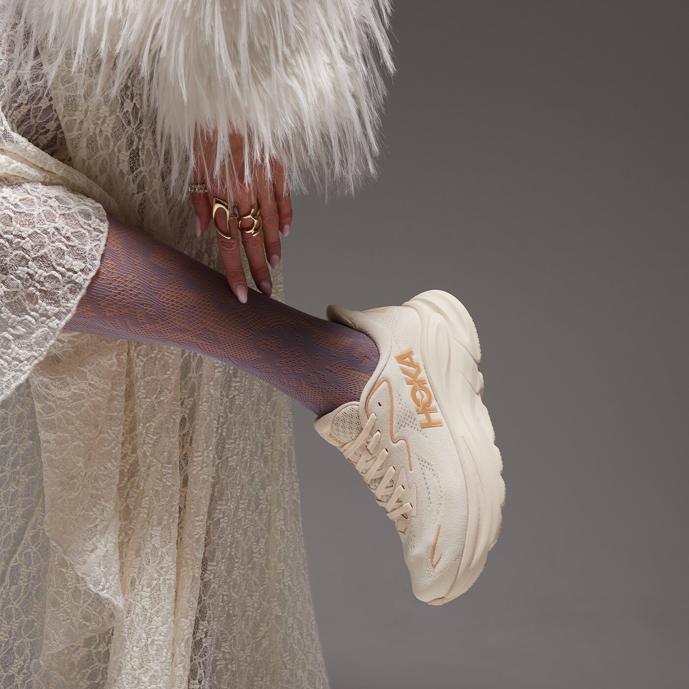 Дамски маратонки HOKA CLIFTON 10 1162031vch цвят бежов