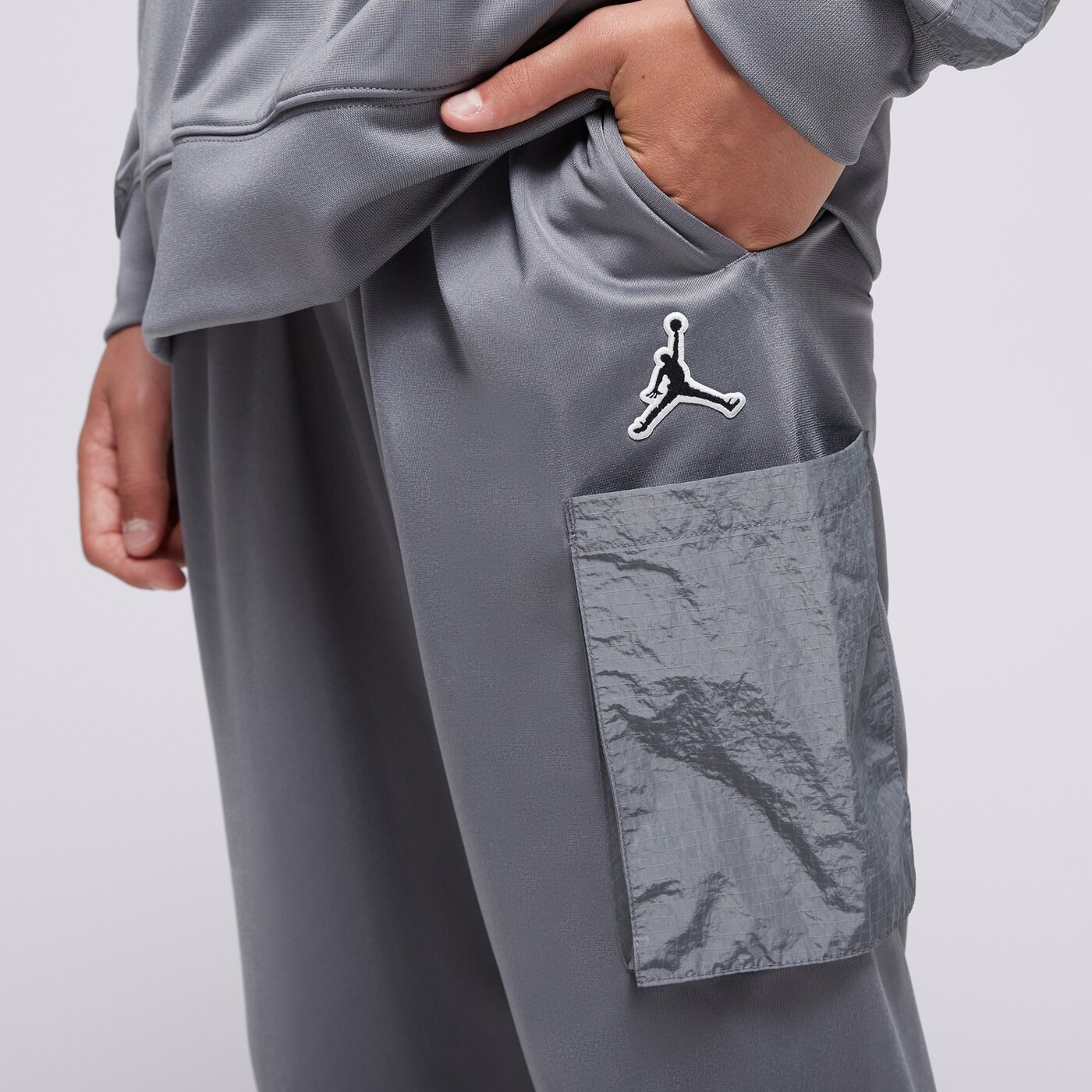 Детска тениска JORDAN КОМПЛЕКТ WVN PNL CRGO OH SUIT GRY/BLK B 95d036-m19 цвят сив